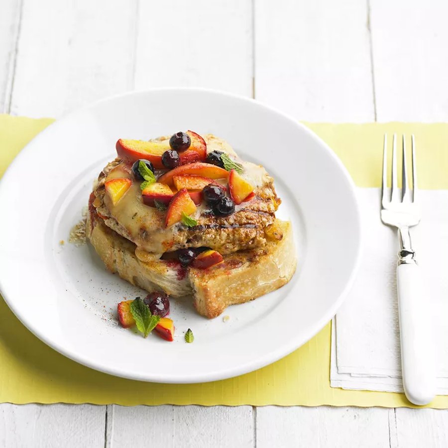 Turkey burgers with peaches and blueberries