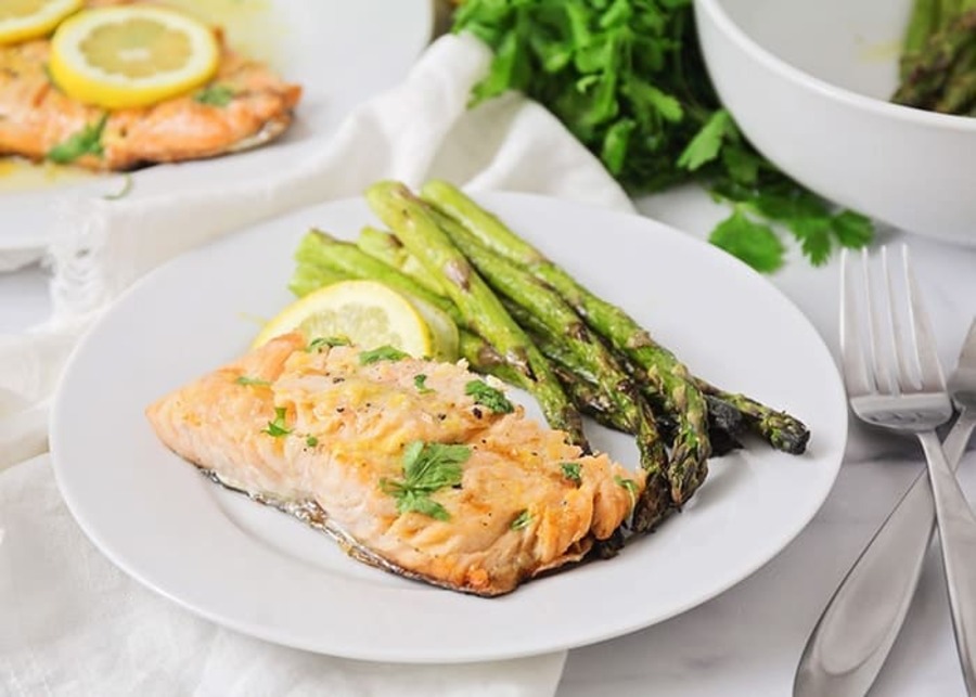  Grilled Salmon with Asparagus