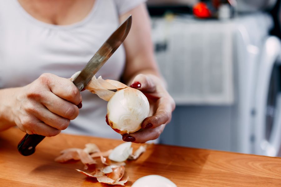 4 tricks that will eliminate tears when cutting an onion