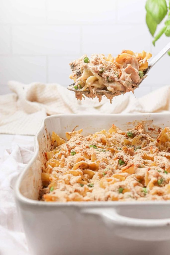 Classic Old-Fashioned Tuna Noodle Casserole