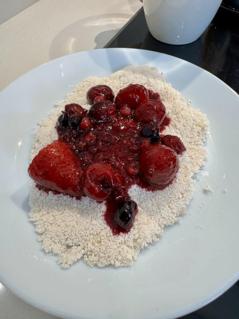 berries_on_plate_closeup